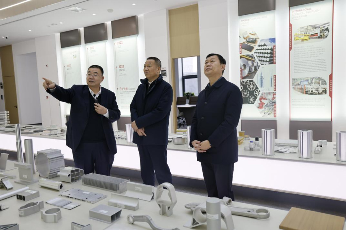 Xinjiang Military-Civilian Integration Development Caohu Project Area came to Innovation Group for inspection and research