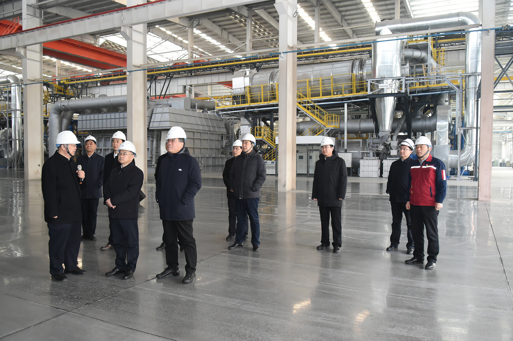 Song Yongxiang, Secretary of the Binzhou Municipal Party Committee, and Li Chuntian, Deputy Secretary of the Municipal Party Committee and Mayor, visited the Innovation Group to investigate holiday production and offer condolences to cadres and employees