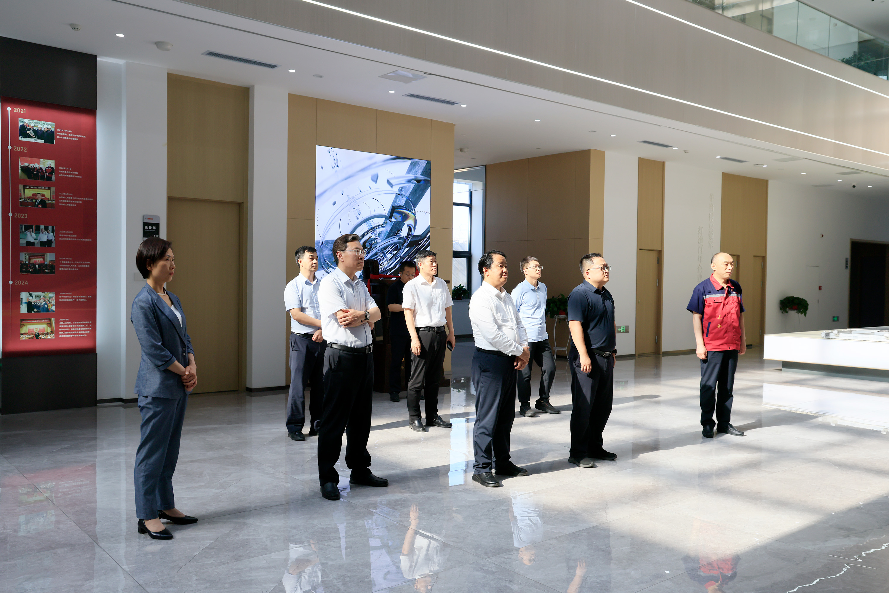 Li Bo, head of the Shandong bureau of People's Daily, and his delegation conducted a research visit to Innovation Group