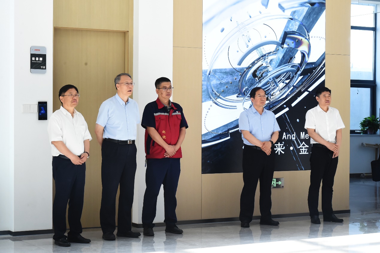 China Association for Science and Technology former leading Party group member and Secretary of the Secretariat Yin Hao visits Innovation Group for research