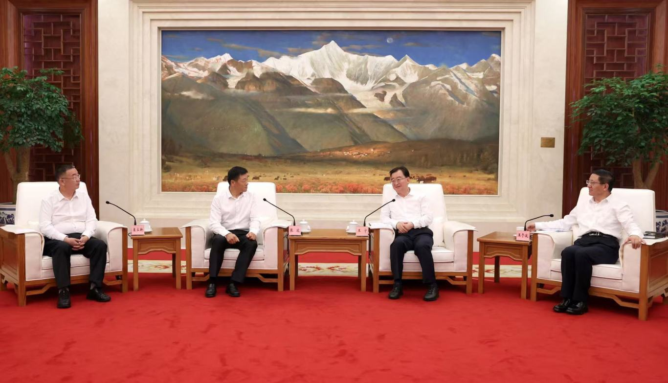 Yunnan leaders meet with entrepreneurs Zhang Bo, Cui Lixin.