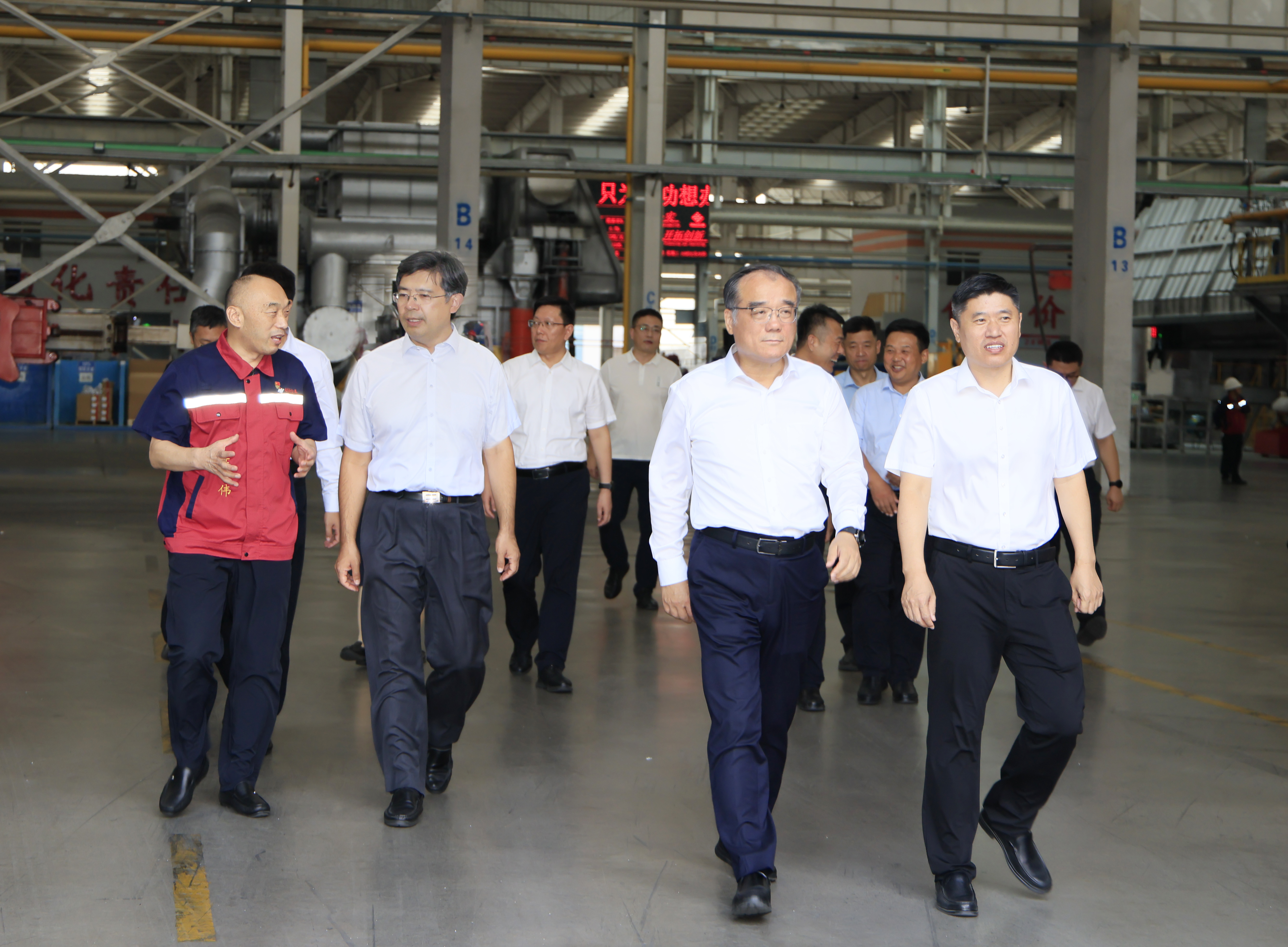 Tian Jietang, Minister of the Department of Industrial Economy Research of the Development Research Center of the State Council, led a delegation to visit Chuangxin Group for research and investigation.
