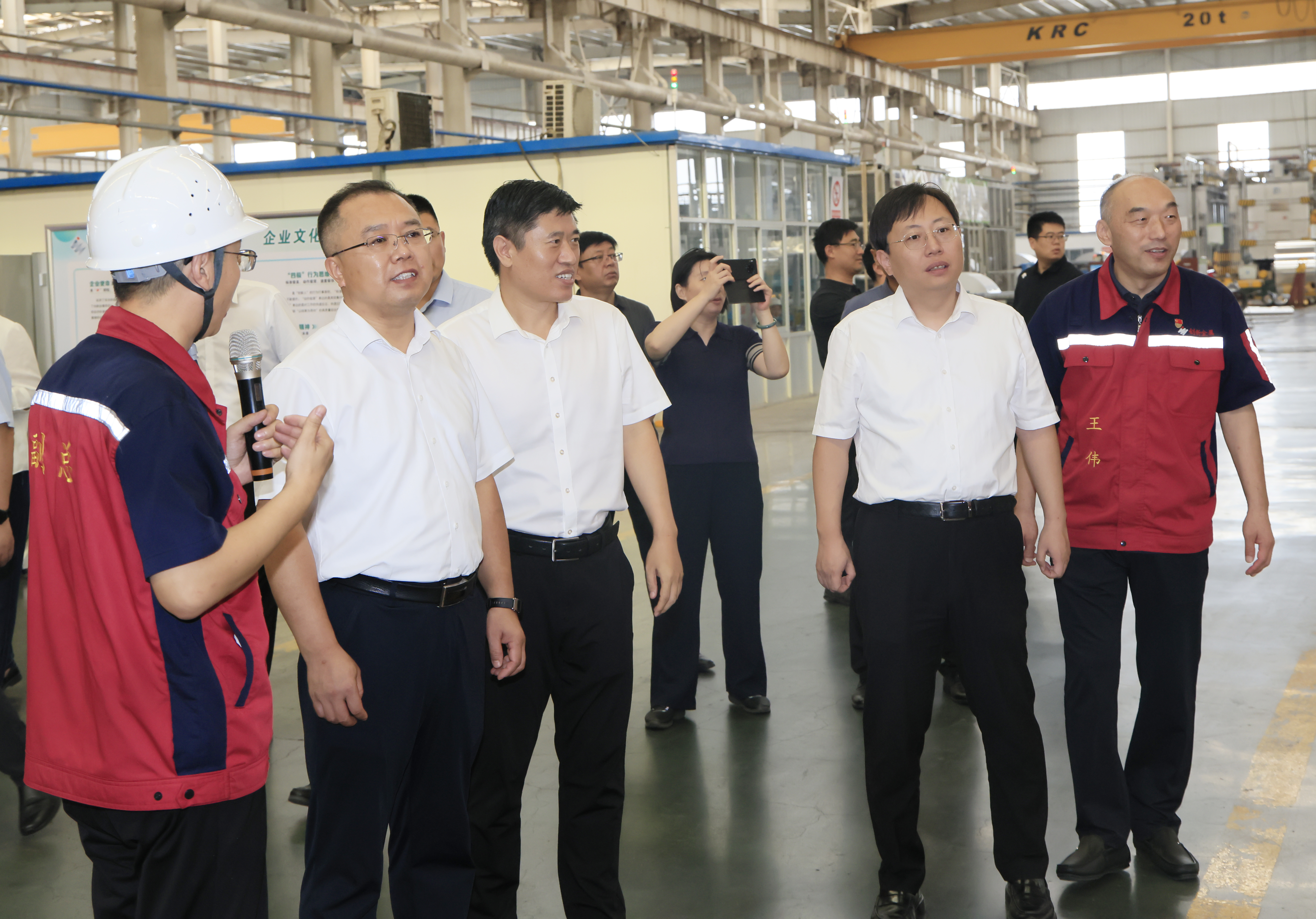 A delegation led by Huang Guangxian, Member of the Standing Committee of the Boxing County Committee and Director of the Organization Department, visited Chuangxin Group for inspection and research.